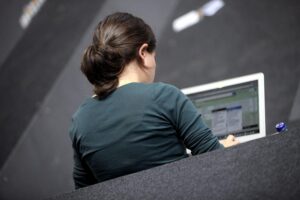 Unternehmen fordern DSGVO-Reform: Grafik mit Computersitzung, Datenschutzsymbole und Statistiken zur Belastung.