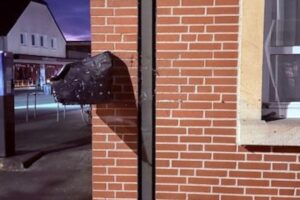 Beschädigtes Parkplatzschild für Polizeieinsatzfahrzeuge am Rathaus in Bad Laer, starke Verformungen sichtbar.