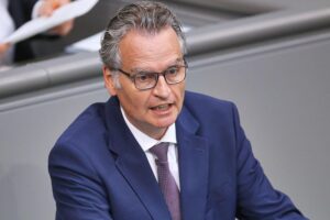 Günter Krings warnt vor gesellschaftlicher Fragmentierung und betont Bedeutung von Engagement und Klarheit.