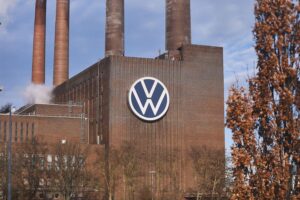 Volkswagen-Werk mit Investitionsentscheidungen und Finanzanalysen im Fokus der Automobilindustrie.