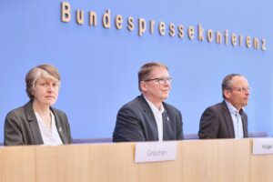 Umweltverbände diskutieren rechtliche Schritte gegen Infrastruktur-Zukunftsgesetz in Berlin.
