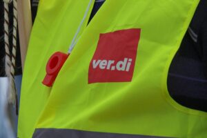 Verdi-Logo, enttäuschte Gewerkschafter, Pflegebedürftige, Finanzkrise, mangelhafte Reformvorschläge, Protestsymbolik.