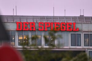 Spiegel-Redaktionsgebäude, symbolisiert Pressefreiheit und Gerichtsurteil zum Wirecard-Skandal.