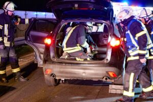 Technische Rettungsgeschehen nach Verkehrsunfall mit Feuerwehr und Rettungsdiensten in Dortmund.