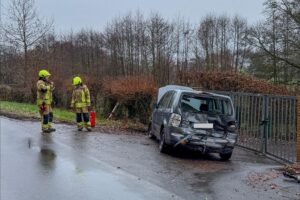 Zwei beschädigte Fahrzeuge, Feuerwehr im Einsatz, Rettungsdienst, Paderborner Straße, Detmold.