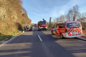 Unfallstelle mit drei beschädigten Pkw, Feuerwehr und Rettungsdienst im Einsatz.