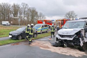 Verkehrsunfall in Sonsbeck: Verletzte Person, Feuerwehr sichert Unfallstelle und streut Betriebsmittel.
