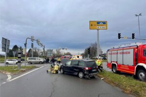 Schwerer Verkehrsunfall auf B38 in Weinheim, Feuerwehr und Polizei sichern die Unfallstelle ab.