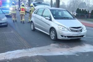Verkehrsunfall mit zwei Pkw, ausgetretene Flüssigkeiten, Polizei und Feuerwehr im Einsatz.