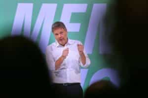 Robert Habeck erfüllt Geldauflage, ermittelt wegen Verleumdung, unterstützt gemeinnützige Vereine.