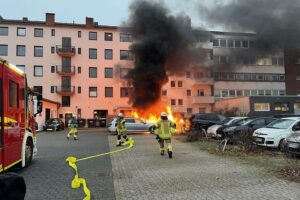 Vier ausgebrannte Fahrzeuge in Bremerhaven, Feuerwehr im Einsatz, keine Verletzten.
