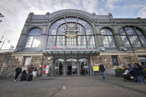Angriff vor Dresden Hauptbahnhof: Unbekannte verletzen 31-Jährigen, Polizeiuntersuchung läuft.