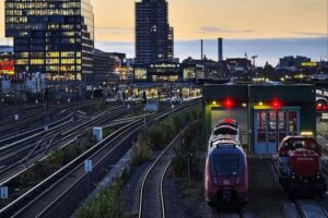 Szenen der Gewalt und Ruhe am S-Bahnhof Warschauer Straße in Berlin nach dem Vorfall.