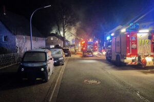 Feuerwehr löscht brennendes Wohnhaus; tragischer Brand fordert ein Menschenleben in Dortmund.