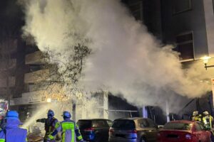 Feuerwehr im Einsatz, brennender Imbiss, Menschenrettung, dramatische Rettungsaktion, Gefahr gebannt.