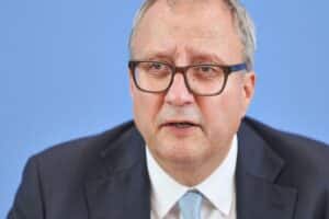 Andreas Voßkuhle spricht über Klarnamenpflicht im Internet zur Verbesserung der Diskurskultur.