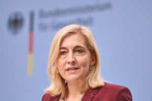 Nina Warken betont Gleichheit in der Medizin: Fokus auf Frauen und Gender Health Gap schließen.