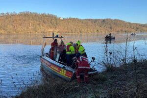 Rettungsboote und Feuerwehrkräfte am Baldeneysee während des Wasserrettungseinsatzes.