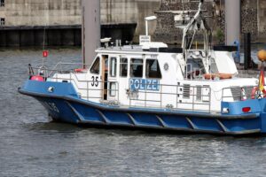 Wasserschutzpolizei kontrolliert Schiffe im Hafen auf Umweltschutzvorschriften, insbesondere Ballastwassermanagement.