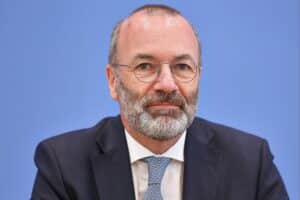 Manfred Weber spricht auf einer Konferenz über Europas Sicherheitsstrategie und Verteidigung.