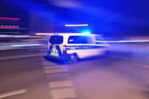 Polizeiauto mit Blaulicht an Unfallstelle, Winterberg, verletzter Fahrer, Bierdose im Auto.