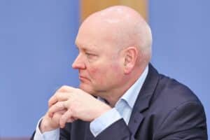 Achim Truger warnt vor frühzeitiger Körperschaftsteuersenkung und kritisiert Feiertagsdebatte zur Konjunktur.