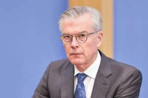 Martin Werding diskutiert Renteneintrittsalter und Arbeitsministerin Bärbel Bas' Vorschlag kritisch.