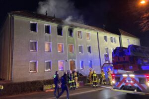 Drehleiter der Feuerwehr, Einsatzkräfte retten Menschen aus brennendem Wohnhaus in Gladbeck.