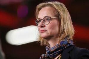 Politikerinnen diskutieren neue Schuldenaufnahme für öffentliche Haushalte, um wirtschaftliche Krise zu bewältigen.