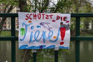 Plakat für Tierschutz: Rückgang von Versuchstieren in Deutschland, Betonung auf Alternativmethoden.