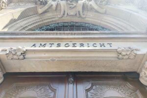 Zunehmende Zwangsversteigerungen in Deutschland: graphische Darstellung von Immobilien und gerichtlich relevantem Material.