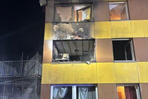 Zimmerbrand in Unterkunft, Feuerwehr im Einsatz, Bewohner evakuiert, erheblicher Brandschaden dokumentiert.