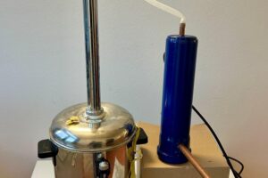Zoll sichert illegale Destillationsanlagen und unversteuerten Alkohol im Landkreis Friesland.