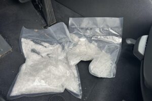 Zwei Folienbeutel mit Crystal Meth, sichergestellt vom Zoll bei Fahrzeugkontrolle.