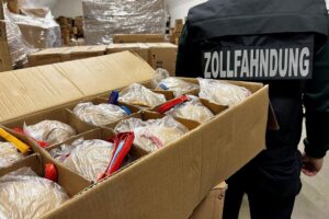 Zollbeamte beschlagnahmen über 200 Kugelbomben bei illegalem Pyrotechnik-Fall in Günzburg.