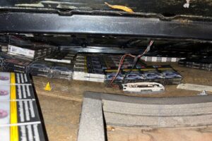 Freigelegtes Versteck im Kleintransporter mit unversteuerten Zigaretten, beschlagnahmt von Zollbeamten.
