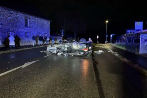 Verkehrsunfall mit überschlagenem Auto, Verletzte, Polizei an der Unfallstelle, Nachtaufnahme.