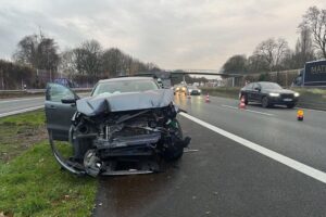 Verunfallte Autos auf Autobahn, Feuerwehr vor Ort, Einsatzkräfte sichern die Unfallstelle.