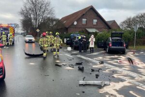 Unfallstelle mit zwei beschädigten Pkw, Feuerwehr im Einsatz, Absperrung und Rettungsmaßnahmen sichtbar.
