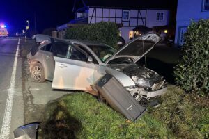 Schwerer Unfall: Pkw im Graben, verletzte Jugendliche, mögliche Beteiligung an illegalem Autorennen.