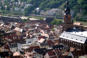 Zwei verletzte Männer in einer Bar, Polizei sucht nach Zeugen, nächtliche Schlägerei.
