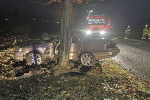 Ein schwer beschädigter Ford Sierra prallt gegen einen Baum nach Verkehrsunfall in Stade-Haddorf.