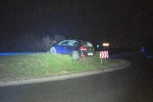Ein Rentnerfahrer prallt frontal in einen Kreisel, Polizei untersucht Unfallursache.