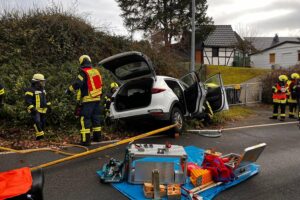 Verkehrsunfall mit zwei verletzten Personen, Feuerwehr im Einsatz zur Rettung aus Fahrzeug.