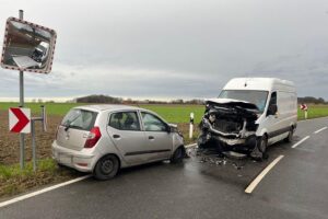 Verkehrsunfall: beschädigte Fahrzeuge, Polizei vor Ort, Verletzte werden abtransportiert.