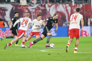 Bayern jubelt über 5:1-Sieg in Leipzig, während die Gastgeber frustriert zurückblicken.