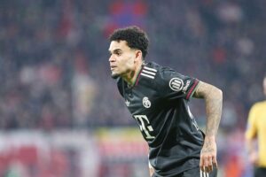 Bayern München und Hamburger SV spielen 2:2; Spannung und Kampfgeist auf dem Spielfeld.
