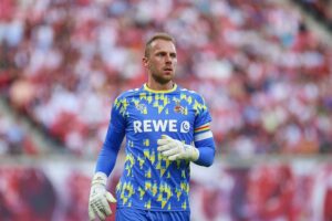 Freiburgs Spieler jubeln nach 2:1-Sieg gegen Köln, spannende Bundesliga-Atmosphäre auf dem Platz.
