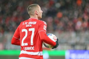 Zwei Fußballspieler im Duell, Spannung vor dem Tor, Atmosphäre eines spannenden Bundesliga-Spiels.