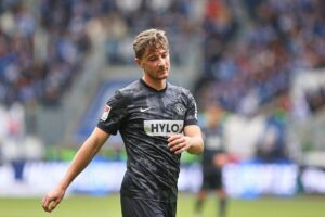 Zweikampf im Fußballspiel zwischen Kaiserslautern und Elversberg, Spielentscheidende Momente.